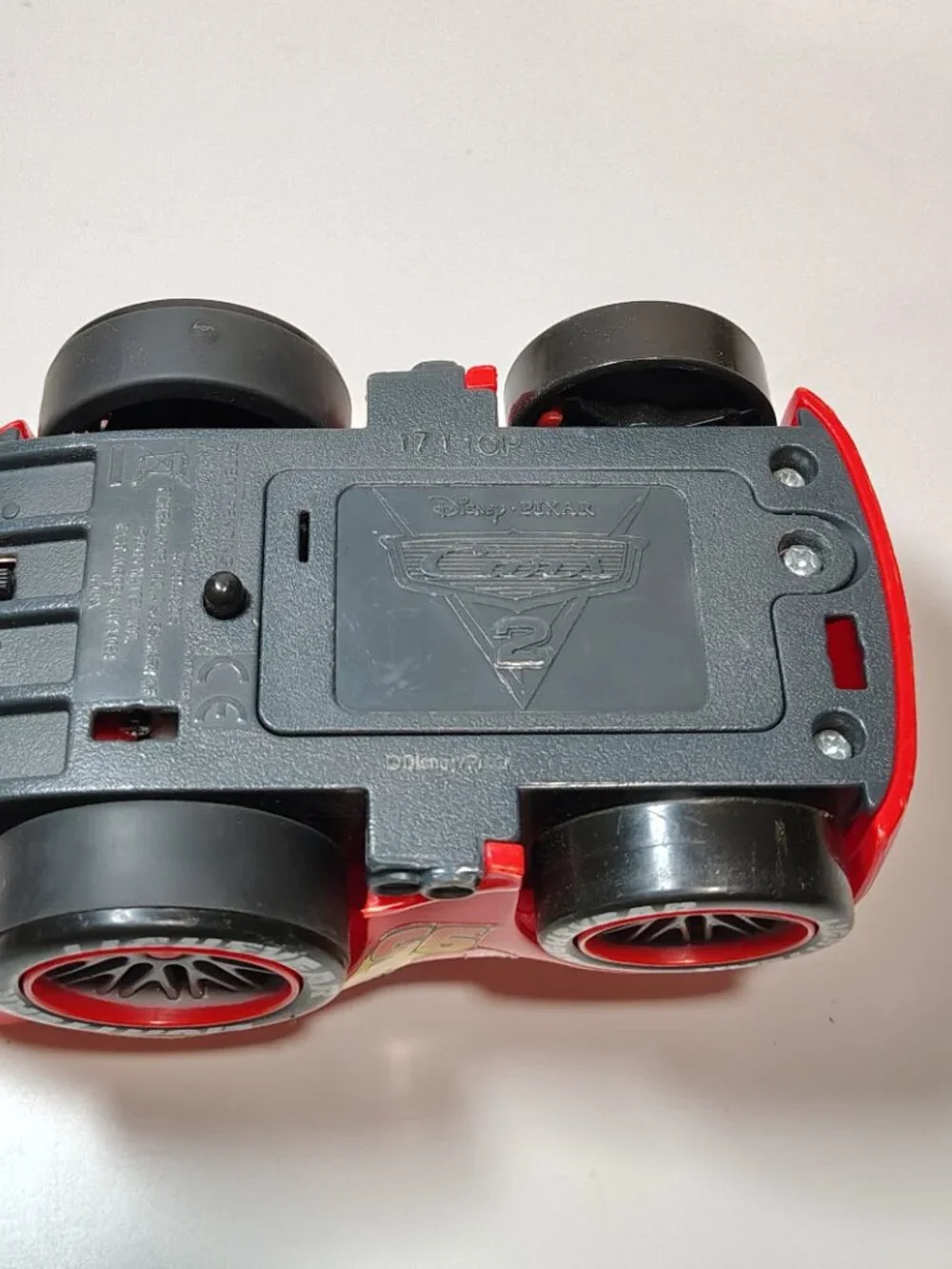 DISNEY PIXAR CARS 2 LIGHTNING McQUEEN WORLD GRAND PRIX SHAKE ‘N GO! 2010 MATTEL